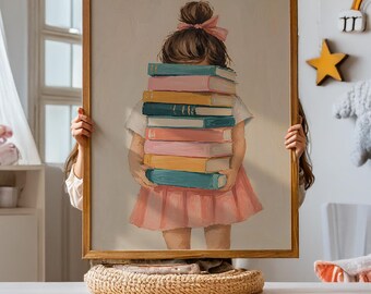 Puede incluir: Impresión enmarcada de una joven sosteniendo una pila de libros coloridos. La obra de arte presenta a una persona con un vestido rosa y un moño con un lazo rosa. Los libros son en tonos de azul, rosa y amarillo, con un marco de madera.