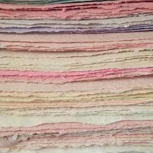 Carta fatta a mano con bordi frastagliati, scelta del colore della carta