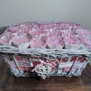 Cesto nuziale con coni di coriandoli riempiti di petali di rosa x 25