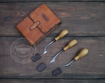 Zestaw ręcznie kutych, zakrzywionych noży do rzeźbienia: rękojeści jesionowe, pochwa skórzana