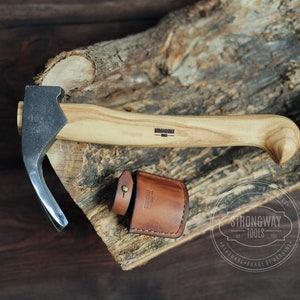Puede incluir: Una herramienta de trabajo de madera curvada con un mango de madera y una funda de cuero. La herramienta está hecha por Strongway Tools, Forja artesanal de Ucrania.