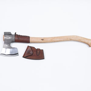 Hache de bushcraft finlandais : acier 52100 forgé à la main, manche en frêne