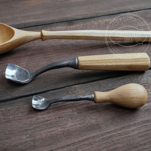 Pu&ograve; includere: Tre strumenti di intaglio con manico in legno e lame in metallo. Gli strumenti sono disposti su una superficie in legno. Lo strumento pi&ugrave; grande &egrave; un cucchiaio di legno. I due strumenti pi&ugrave; piccoli sono strumenti di intaglio a forma di cucchiaio. Gli strumenti sono etichettati "Strongway Tools".