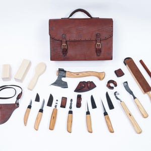 Conjunto de ferramentas para entalhe em madeira forjadas à mão – Ferramentas de entalhe em madeira feitas por ferreiro com bolsa de couro premium, goivas e formões artesanais.