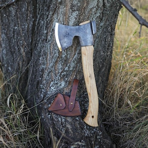 Hacha forestal finlandesa forjada a mano: acero 52100, mango de fresno, funda de cuero