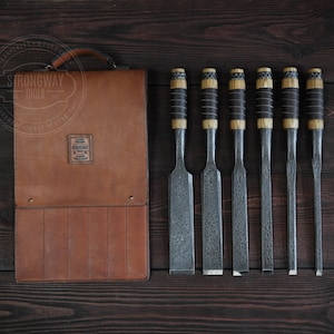 Könnte beinhalten: Ein Satz von acht Meißeln mit braunen Ledergriffen und einer braunen Ledertasche. Die Tasche trägt den Text "Serongway Tools" und "House of Tools".
