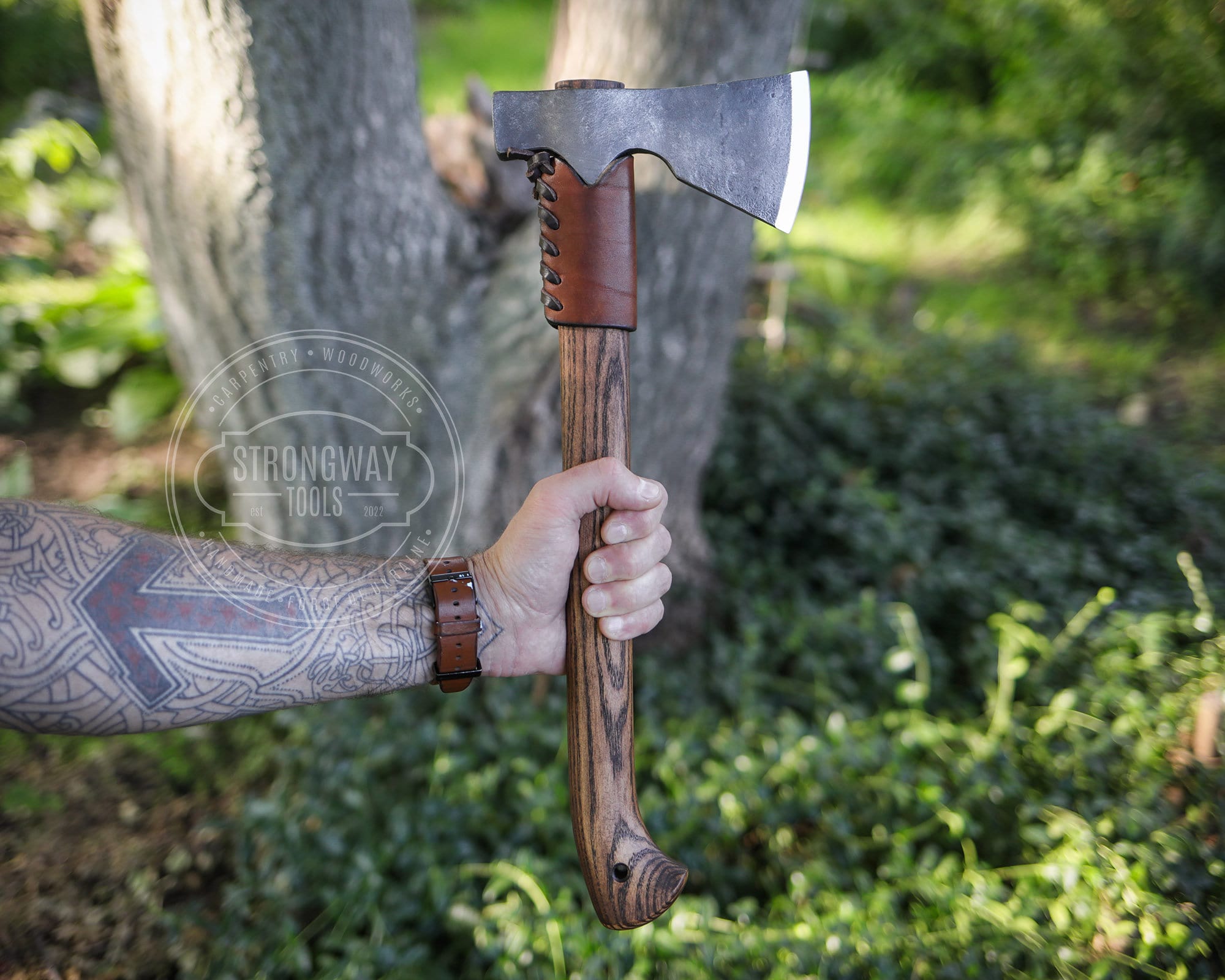 鍛造トマホーク斧：高炭素鋼、レザーシールド、ブッシュクラフト斧