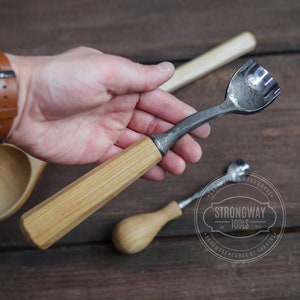Pu&ograve; includere: Uno strumento per intagliare cucchiai con manico in legno e testa a cucchiaio in metallo. Lo strumento &egrave; realizzato da Strongway Tools, Handmade Forge of Ukraine.