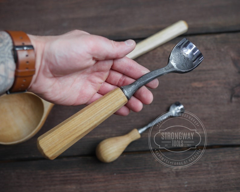 Pu&ograve; includere: Uno strumento per intagliare cucchiai con manico in legno e testa a cucchiaio in metallo. Lo strumento &egrave; realizzato da Strongway Tools, Handmade Forge of Ukraine.