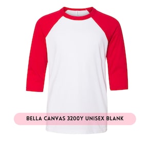 Könnte beinhalten: Ein weißes und rotes Baseball-Raglan-Shirt. Das Shirt hat einen weißen Körper mit roten Ärmeln, die bis zu den Ellbogen reichen. Der Text "BELLA CANVAS 3200Y UNISEX BLANK" wird in einem rosa Rechteck unten angezeigt.