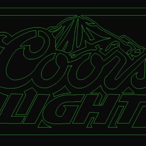 Op de afbeelding: Zwarte en witte silhouet van een berg met de tekst "Coors Light" eronder.