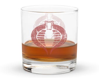 Logotipo de Cobra en vaso Red Rocks