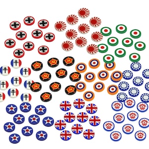 Könnte beinhalten: Eine Sammlung farbenfroher Spielmarken mit verschiedenen nationalen Symbolen und Emblemen. Die runden Marken zeigen Designs wie Flaggen, Kreuze und Sterne in Farben wie Rot, Weiß, Blau, Grün und Schwarz.