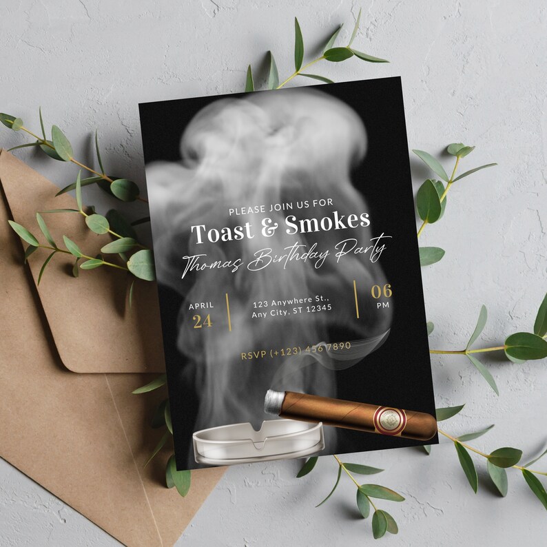K&ouml;nnte beinhalten: Eine schwarz-wei&szlig;e Einladung mit goldenen Akzenten f&uuml;r eine Geburtstagsfeier. Die Einladung lautet "Bitte schlie&szlig;en Sie sich uns an f&uuml;r Toast & Smokes Thomas Birthday Party" mit Datum und Uhrzeit der Party. Die Einladung zeigt ein stilisiertes Bild einer Zigarre und eines Aschenbechers mit Rauch.