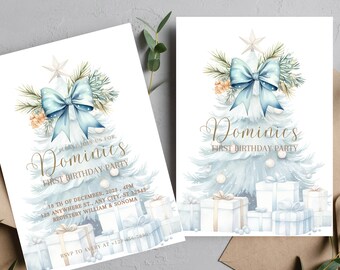 Puede incluir: Una ilustración acuarela azul y blanca de un árbol de Navidad con un lazo azul y regalos debajo. El texto "Dominics First Birthday Party" está escrito en letras doradas. La invitación incluye la fecha, la hora y el lugar de la fiesta, así como la información del registro.