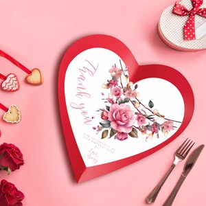 Modelo de cartão de prato de carregador floral em forma de coração editável - perfeito para notas de agradecimento de festa de aniversário feminina - cartões em formato de coração para impressão