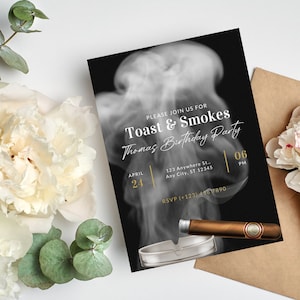 K&ouml;nnte beinhalten: Eine schwarz-wei&szlig;e Einladung mit goldenem Rand. Die Einladung lautet "Bitte schlie&szlig;en Sie sich uns an f&uuml;r Toast & Smokes Thomas Geburtstagsparty" mit dem Datum "April 24" und der Uhrzeit "06 PM". Die Einladung enth&auml;lt auch eine Adresse und RSVP-Informationen.