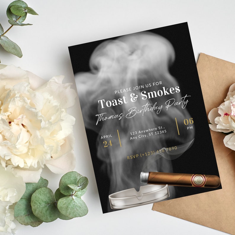 K&ouml;nnte beinhalten: Eine schwarz-wei&szlig;e Einladung mit goldenem Rand. Die Einladung lautet "Bitte schlie&szlig;en Sie sich uns an f&uuml;r Toast & Smokes Thomas Geburtstagsparty" mit dem Datum "April 24" und der Uhrzeit "06 PM". Die Einladung enth&auml;lt auch eine Adresse und RSVP-Informationen.