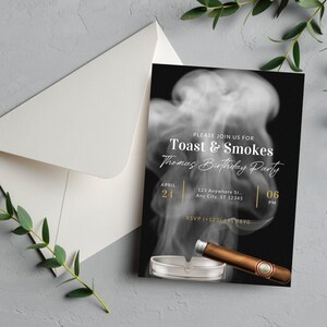 K&ouml;nnte beinhalten: Eine schwarz-wei&szlig;e Einladung mit einem Rauchwolken-Design. Der Text lautet "Bitte schlie&szlig;en Sie sich uns an f&uuml;r Toast & Smokes Thomas Geburtstagsparty" mit dem Datum und der Uhrzeit "April 24, 18:00 Uhr". Die Einladung enth&auml;lt auch eine Adresse und RSVP-Informationen.