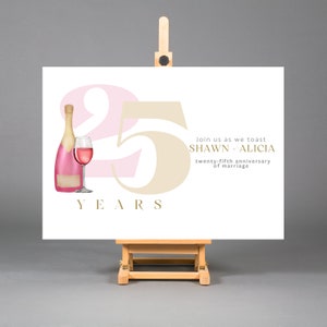 Könnte beinhalten: Ein weißes Schild mit einer pinkfarbenen und beigen Zahl 25, dem Wort "YEARS" darunter und einer Champagnerflasche und einem Weinglas. Der Text "Join us as we toast SHAWN + ALICIA twenty-fifth anniversary of marriage" befindet sich auf der rechten Seite des Schildes.