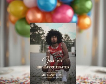 Puede incluir: Tarjeta de invitación de cumpleaños con una persona con una camiseta de baloncesto roja. La tarjeta dice "Cumpleaños de Jason" e incluye detalles del evento. Globos coloridos en el fondo.