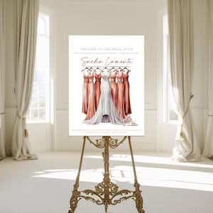 Brautsuit Willkommensschild | Braut & Brautjungfer Illustration | Personalisiertes Erstes bereit-Zeichen | Hochzeit Morgen Dekor druckbar