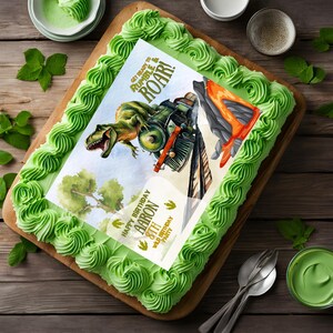 Può includere: Torta verde glassata con un'immagine commestibile di un dinosauro e un treno in cima. L'immagine dice "Get ready to rumble & ROAR!" e "Happy Birthday Aaron 8th Wild Birthday Party".