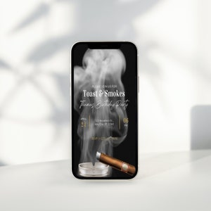 K&ouml;nnte beinhalten: Ein Schwarzwei&szlig;-Handybildschirm zeigt eine Geburtstagseinladung mit dem Text "Toast & Smokes Thomas Birthday Party" und Details zur Veranstaltung. Die Einladung zeigt ein stilisiertes Bild einer brennenden Zigarre und Rauch.