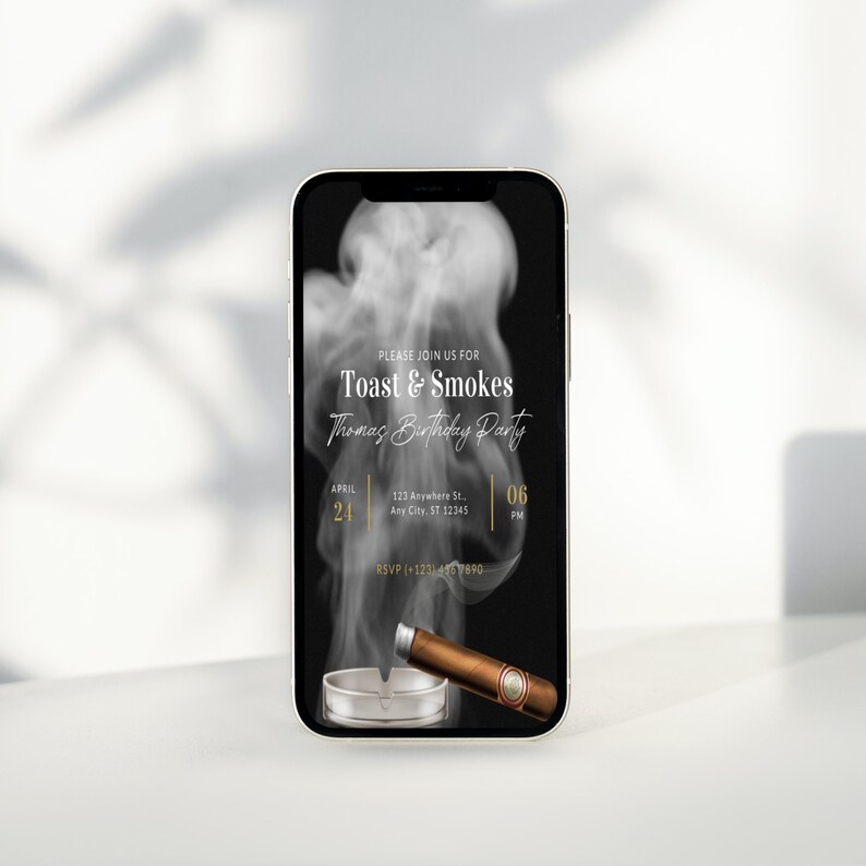 K&ouml;nnte beinhalten: Ein Schwarzwei&szlig;-Handybildschirm zeigt eine Geburtstagseinladung mit dem Text "Toast & Smokes Thomas Birthday Party" und Details zur Veranstaltung. Die Einladung zeigt ein stilisiertes Bild einer brennenden Zigarre und Rauch.