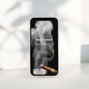 K&ouml;nnte beinhalten: Ein Schwarzwei&szlig;-Handybildschirm mit einer Partyeinladung zu einer "Toast & Smokes" Geburtstagsfeier. Die Einladung zeigt ein wei&szlig;es Rauchdesign und eine goldene Zigarre mit einem Aschenbecher.