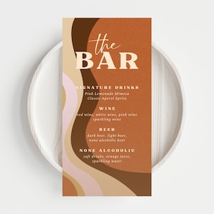 Puede incluir: Un menú de bar marrón y naranja con el texto "the BAR" en blanco. El menú enumera bebidas de autor, vino, cerveza y opciones sin alcohol.