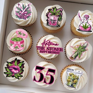 Op de afbeelding: Negen cupcakes met witte glazuur en cannabis-thema decoraties. Ontwerpen omvatten marihuanabladeren, een bong, een pot met toppen, een joint, en de tekst "Katrina The Stoner Happy Birthday" en het nummer 35. De cupcakes zitten in een witte doos.