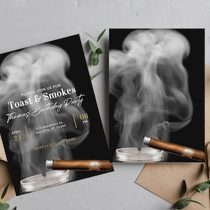 K&ouml;nnte beinhalten: Schwarze und goldene Einladung mit einem wei&szlig;en Rauchdesign und einer Zigarre in einem Aschenbecher. Der Text lautet "Bitte nehmen Sie an Toast & Smokes Thomas Geburtstagsparty April 24 06 PM 123 Anywhere St. Any City, ST 12345 RSVP (+123) 4567890" teil.