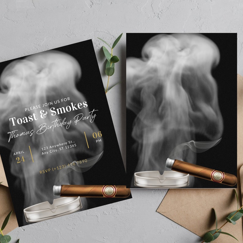 K&ouml;nnte beinhalten: Schwarze und goldene Einladung mit einem wei&szlig;en Rauchdesign und einer Zigarre in einem Aschenbecher. Der Text lautet "Bitte nehmen Sie an Toast & Smokes Thomas Geburtstagsparty April 24 06 PM 123 Anywhere St. Any City, ST 12345 RSVP (+123) 4567890" teil.