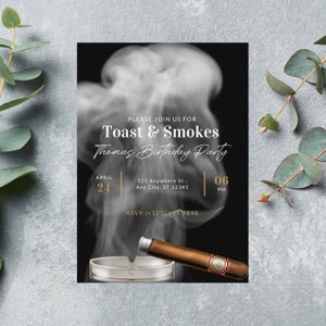 K&ouml;nnte beinhalten: Eine schwarz-wei&szlig;e Einladung mit einem rauchigen Hintergrund. Der Text lautet "Bitte schlie&szlig;en Sie sich uns an f&uuml;r Toast & Smokes Thomas Geburtstagsparty". Das Datum ist der 24. April um 18:00 Uhr. Die Adresse lautet 123 Anywhere St., Any City, ST 12345. Die RSVP-Nummer lautet (+123) 456 7890. Die Einladung zeigt eine Zigarre und einen Aschenbecher.
