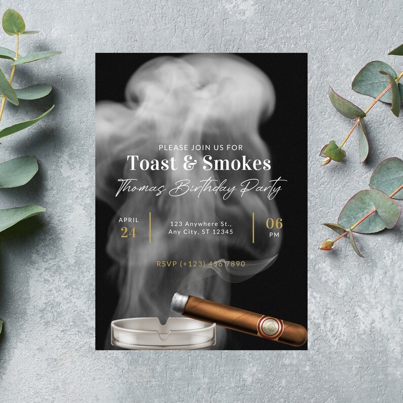 K&ouml;nnte beinhalten: Eine schwarz-wei&szlig;e Einladung mit einem rauchigen Hintergrund. Der Text lautet "Bitte schlie&szlig;en Sie sich uns an f&uuml;r Toast & Smokes Thomas Geburtstagsparty". Das Datum ist der 24. April um 18:00 Uhr. Die Adresse lautet 123 Anywhere St., Any City, ST 12345. Die RSVP-Nummer lautet (+123) 456 7890. Die Einladung zeigt eine Zigarre und einen Aschenbecher.