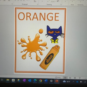Puede incluir: Una imagen digital de una diapositiva de una presentación. La diapositiva tiene un fondo blanco con un borde marrón. La palabra "ORANGE" está escrita en letras grandes de color naranja en la parte superior de la diapositiva. Hay una imagen de dibujos animados de un gato azul con una camisa amarilla y un crayón amarillo con una cara sonriente. El crayón está sobre una gran salpicadura naranja.