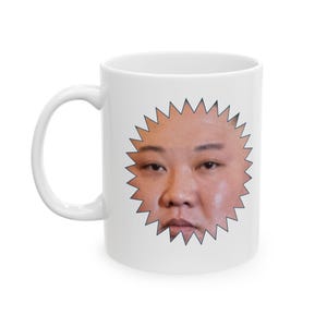 Kim Jong Sun Moon ordvits satirmugg, udda rolig förbannad skämtgåva, skämt vit elefant, Yankee-byte, konstig udda nyhet hemlig tomte udda kopp