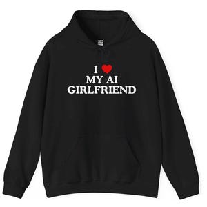 Könnte beinhalten: Schwarzer Kapuzenpullover mit dem Text "Ich liebe meine KI-Freundin" in Weiß mit einem roten Herzen.