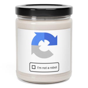 Può includere: Un barattolo bianco con un coperchio nero e un'etichetta bianca. L'etichetta presenta un'icona circolare blu e grigia con frecce che puntano in senso orario. Il testo sull'etichetta recita "Non sono un robot".