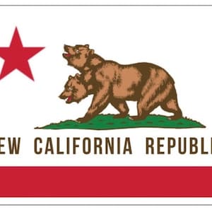以下が含まれることがあります： 左上の角に赤い星がついた白い旗。2つの頭を持つ茶色の熊が緑色の丘の上に立っています。熊の下に黒い文字で「NEW CALIFORNIA REPUBLIC」と書いてあります。旗の下部には赤いストライプがあります。