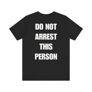 Do Not Arrest This Person T-Shirt, Funny Saying T Shirt for Men Women, Quirky Meme Joke Tee Teen Rebel Gift Punk Biker Clothing, Felon, Cop image 7