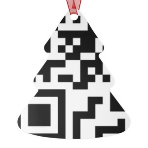 Puede incluir: Adorno en forma de árbol de Navidad con un diseño de código QR en blanco y negro. El adorno blanco tiene una cinta roja para colgar. Un diseño moderno para la decoración festiva.