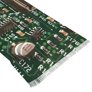 以下が含まれることがあります： 緑色の回路基板のクローズアップ。抵抗器、コンデンサ、集積回路など、さまざまな電子部品が搭載されています。基板には「PRO P46 N74」と「C166 P112」の文字が見えます。