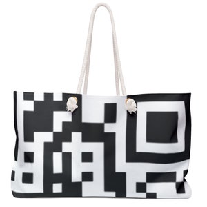 Op de afbeelding: Een witte tote bag met een zwart-wit QR-code ontwerp. De tas heeft witte katoenen touw handvatten met houten knopen.