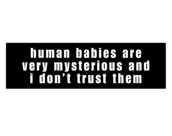 Menselijke baby's zijn erg mysterieus en ik vertrouw ze niet Bumpersticker, grappige hilarische autosticker, raar cadeau eigenzinnige grap kousvuller