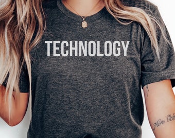 Könnte beinhalten: Ein dunkelgraues T-Shirt mit dem Wort "TECHNOLOGY" in weiß auf der Vorderseite.