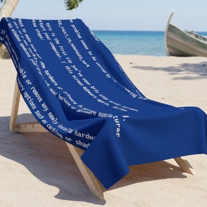 Könnte beinhalten: Ein blaues Strandtuch mit weißem Text, der "GE FAULT IN NONPAGED AREA" und "Starten Sie Ihren Computer. Wenn dieser Bildschirm erscheint, starten Sie Ihren Computer neu. Diese Schritte: Stellen Sie sicher, dass neue Hardware oder Software das Problem sein könnten. Sehen Sie diesen Fehler nach der Installation neuer Hardware oder Software?", Ein Holzstrandstuhl mit dem darübergelegten Handtuch.