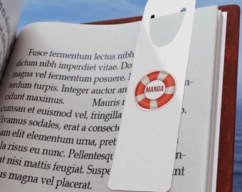 Pode incluir: Marca-páginas branco com um gráfico de salva-vidas vermelho e a palavra "MANGA" impressa nele. O marca-páginas está colocado em um livro com texto nas páginas.