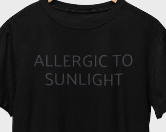 T-shirt allergisch voor zonlicht, donkere vamp goth zwart op zwart zonlicht allergie vermoord vampier T-shirt, alt nu emo grunge esthetisch T-shirt